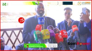 Wasiirka Madaxtooyada oo xilkii u kala wareejiyey maareeyihii hore ee Wakaaladda Biyaha iyo maareeya